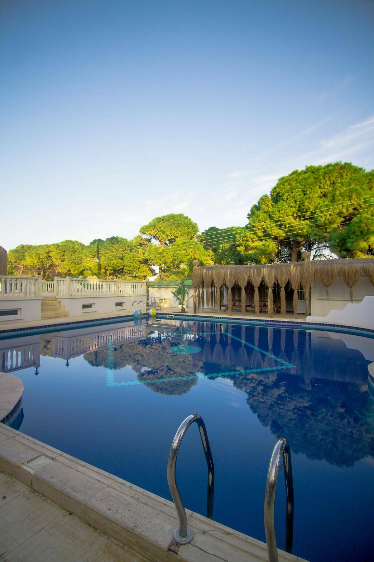 מלון קיירניה The Pine Bay Club מראה חיצוני תמונה