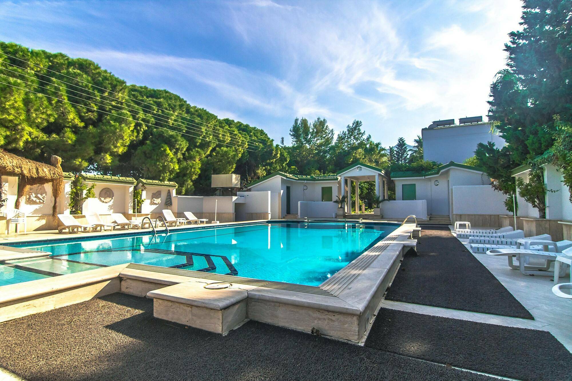 מלון קיירניה The Pine Bay Club מראה חיצוני תמונה